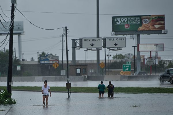 哈维是美国十年来所遭遇的最强大的风暴，于周五（25日）晚登陆德州后带来灾难性的洪水。(BRENDAN SMIALOWSKI/AFP/Getty Images)