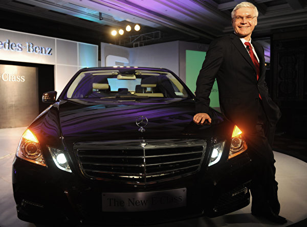 2009年,宾士公司CEO India Wilfried G. Aulbur在发布Mercedes Benz E车款时,向公众推荐这款新车。(MANPREET ROMANA/AFP/Getty Images)