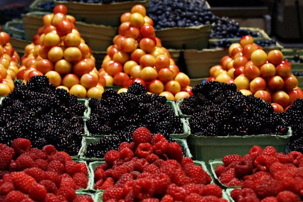 紅色或紫色的蔬果，如葡萄、西紅柿、茄子等獲得的腹部脂肪比其他顏色的蔬菜少很多，另外黃酮類化合物可抑制脂肪吸收和影響燃燒卡路里。（pixabay.com）