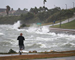 颶風哈維強襲德州 加郵輪無法靠岸遊客受困