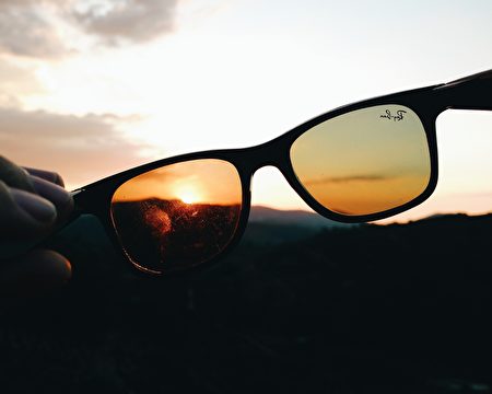 这种太阳镜的视野可以看到其他物体，不适合观看日食的景象。（pixabay）