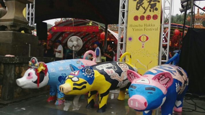 宣导预防犯罪的可爱彩绘神猪 。（新竹县警察局提供）