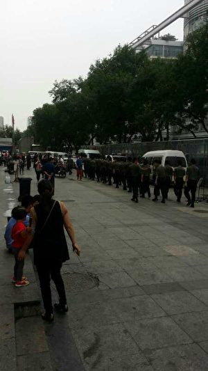9月14日，北京市最大服裝批發市場世紀天樂的千餘名商戶發起維權，要求市場方面延期閉市，給商戶充足的清貨時間。（受訪者提供）