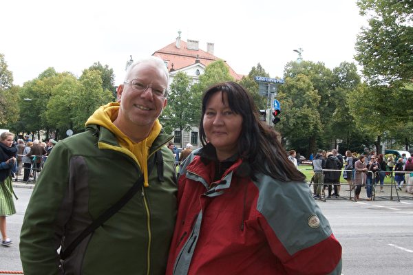 來自德國北部漢堡的Martin Bartels和Mario Kaske夫婦感受到巴伐利亞人對生活的熱愛。（黃芩／大紀元）