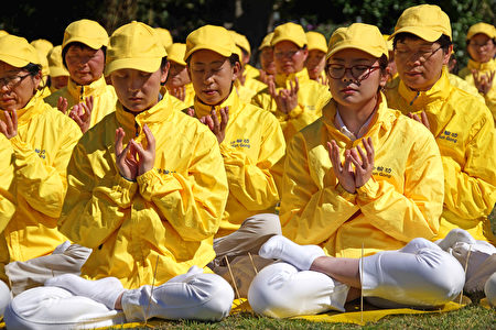 澳洲部分法轮功学员9月9日在悉尼皇家植物园排字。（燕楠/大纪元）