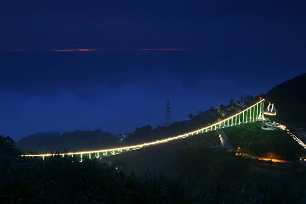 全台最長景觀吊橋 梅山太平雲梯試燈