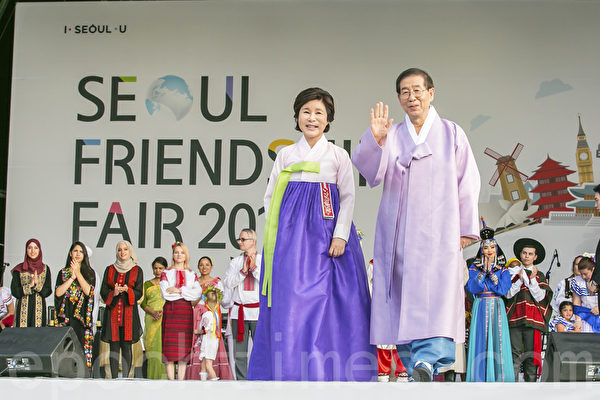 9月2日至3日，「2017地球村慶典」活動，15個國家35名大使夫婦及子女上台表演「世界傳統服裝秀」，首爾市長朴元淳夫婦也穿韓服登場。（全景林／大紀元）