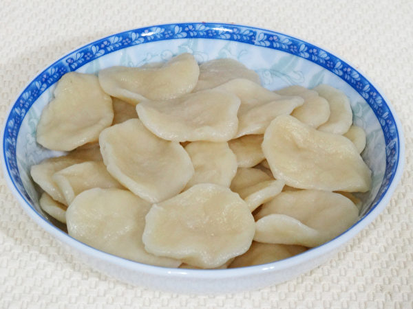 像餃子皮不是餃子皮的翠峰飥飥是陝西關中的特色麵食。（攝影：彩霞／大紀元）