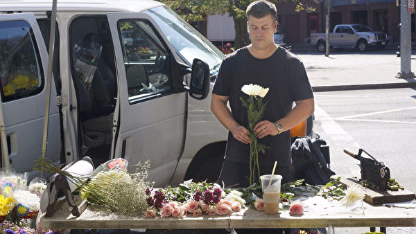 波士顿Haymarket农贸市场中唯一的花贩Eric Mazzio。(景烨/大纪元)