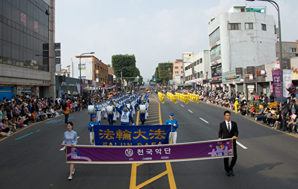 圖為法輪功團體在隸屬「正祖大王陵幸車」活動的「朝鮮百姓共同歡喜」活動中參與表演比賽，並獲優秀獎。(金國煥／大紀元)