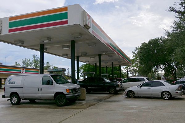 奧蘭多大部分油站週五沒有出現排長隊加油的現象，但有部分油站的部分油品如93號汽油、柴油等出現缺貨。 （岑華穎／大紀元）