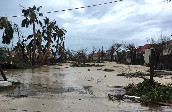 年9月7日拍摄的照片显示飓风艾玛对法属圣巴茨（St. Barts）和圣马丁（St. Martin）岛造成严重破坏。（AFP PHOTO / FACEBOOK / KEVIN BARRALLON）
