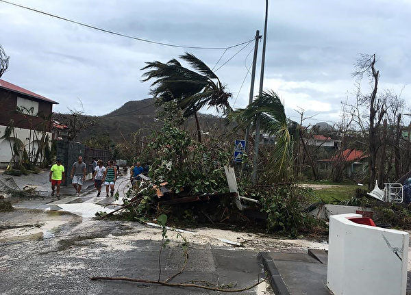 加勒比海法属领地遭到飓风艾玛严重破坏。（AFP PHOTO / FACEBOOK/KEVIN BARRALLON）