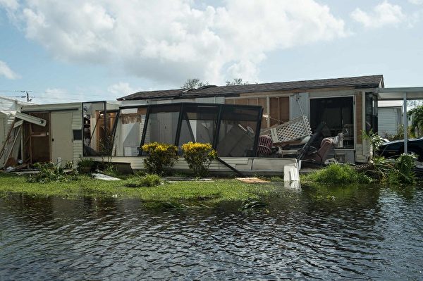 佛羅里達州那不勒斯洪水淹沒的街道上受損的房屋。（ AFP PHOTO / NICHOLAS KAMM）