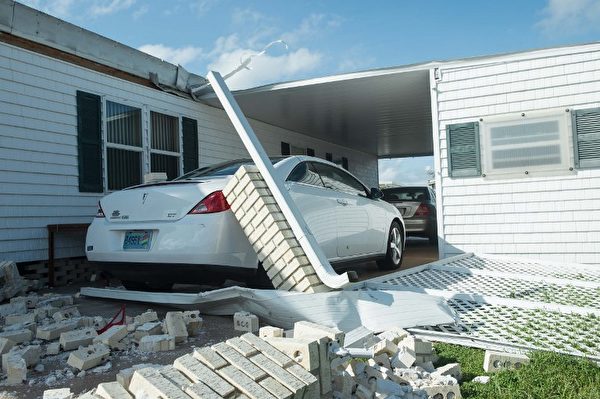 在佛罗里达州那不勒斯因艾玛飓风受损的房屋。摄于9月11日。（AFP PHOTO / NICHOLAS KAMM）