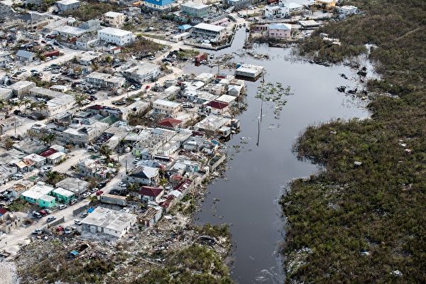 9月12日发布的照片显示，艾玛飓风9月11日在特克斯和凯科斯群岛的普罗维登西亚莱斯岛上造成洪涝。（AFP PHOTO / CROWN COPYRIGHT 2017 / MOD / CPL DARREN LEGG ）