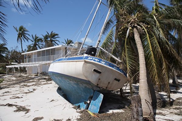 在佛羅里達礁島群伊斯拉摩拉達（Islamorada）群島，9月12日可看到艾瑪颶風吹到陸地上的一艘船。（AFP PHOTO / SAUL LOEB） 