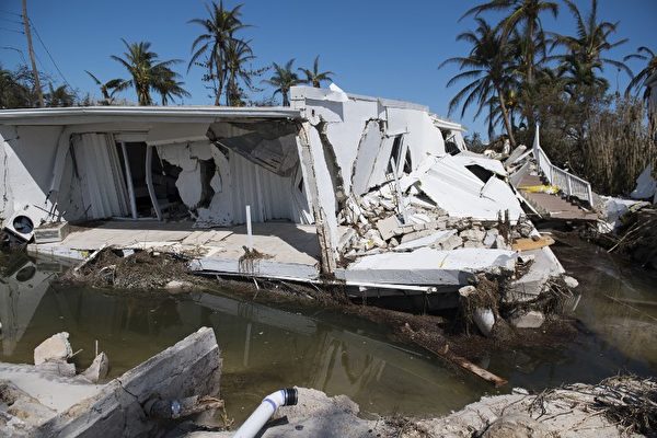 在佛罗里达礁岛群伊斯兰摩拉多，9月12日可看到，艾玛飓风摧毁的三层高公寓。（AFP PHOTO / SAUL LOEB）
