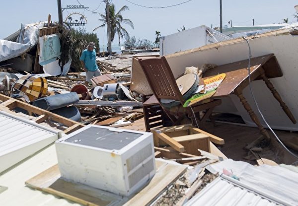 9月12日，在佛羅里達礁島群伊斯拉摩拉達，遭到艾瑪颶風破壞的一個拖車公園。（AFP PHOTO / SAUL LOEB）