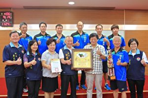 苗县府颁奖勇夺106年全国国小男教员组冠军。（许享富／大纪元）
