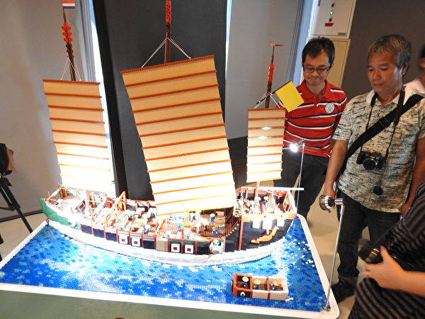 积木艺术家、台湾区乐高大使黄彦智医师（左1），用1万5千块积木拼出长、高约各1米2，全世界唯一的“乐高同安船”，搭配展出。（蔡上海／大纪元）