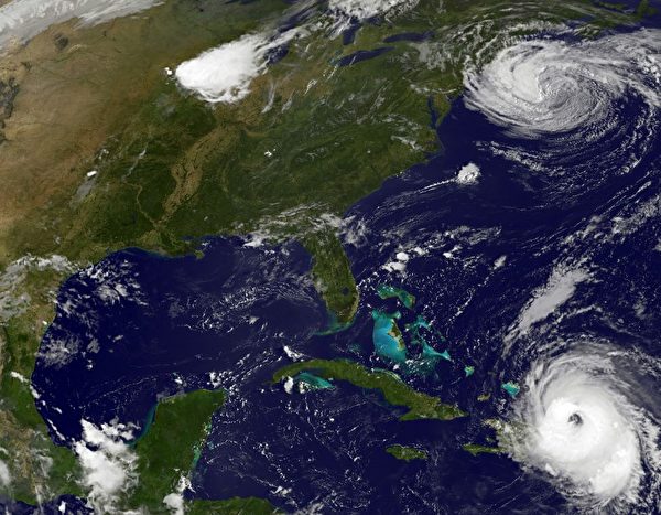 NOAA-NASA在2017年9月21日12时15分拍摄的卫星图像显示了飓风玛丽亚（下）和飓风何塞（顶级）的活动。 波多黎各21日受到飓风玛丽亚袭击，摧毁了该岛整个电网。（AFP PHOTO / NOAA-NASA GOES PROJECT）