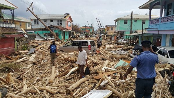 摄于9月20日，飓风玛丽亚前一天在多米尼克卢梭造成损害。 飓风玛丽亚19日进入东加勒比岛多米尼加，造成毁灭性的破坏，并再次袭击艾玛飓风袭击过的土地。（AFP PHOTO / STR）