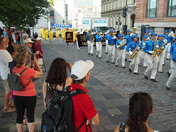 9月23日，來自加拿大魁北克省及安大略省幾個城市的的部分法輪功學員在蒙特利爾舉行了講真相反迫害大遊行。遊行經過的街道兩旁民眾駐足觀看。（Nathalie Dieul / 大紀元）
