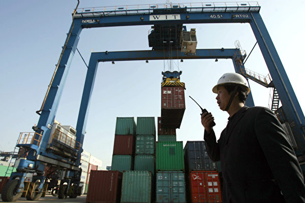 中共政策向左轉，引發在華外商撤離潮的話，接下來首當其衝的是對外貿易以及外匯儲備壓力。 (STR/AFP/Getty Images)