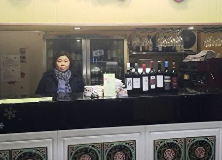 澳洲阿德萊德老字號中餐館女經理曉梅（前排右一），修煉法輪功開啟了健康積極的生活。（曉梅提供）