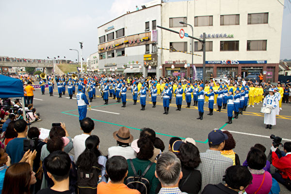 圖為法輪功團體在隸屬「正祖大王陵幸車」活動的「朝鮮百姓共同歡喜」活動中遊行。(金國煥／大紀元)