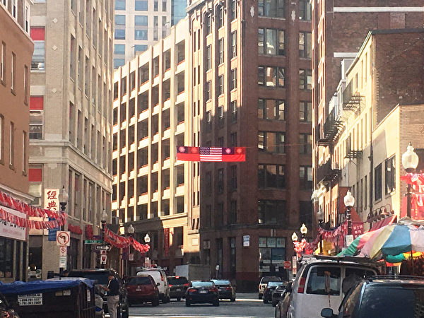 波士顿中国城而在华埠最主要的必珠街(Beach Street)上高悬中华民国和美国国旗横幅，迎接今年双十国庆的到来。（中华总会）