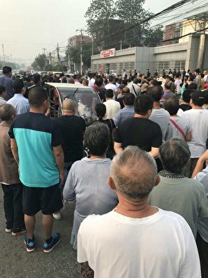 北京市朝阳区东坝乡政府门前，连续多日聚集了数百村民请愿。（受访者提供）