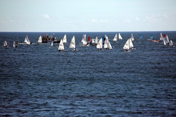 全国运动会帆船竞赛，各县市参赛选手出航到比赛位置。（曾汉东／大纪元）