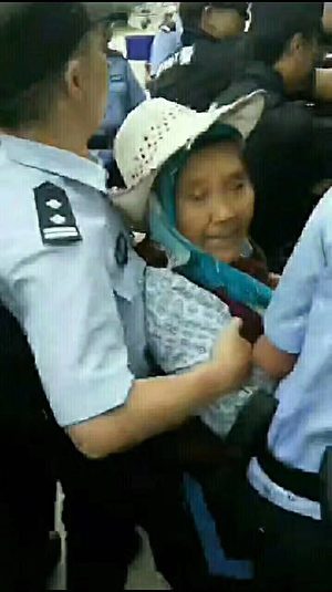 9月8日，雲南大理市經濟開發區滿江村村民因討安置地維權，數百村民遊行中途被防暴警察攔截，雙方發生肢體衝突。（受访者提供）