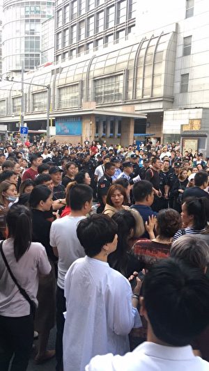 9月14日，北京市最大服裝批發市場世紀天樂的千餘名商戶發起維權，要求市場方面延期閉市，給商戶充足的清貨時間。（受訪者提供）
