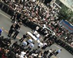 9月14日,北京市最大服装批发市场世纪天乐的千余名商户发起维权,要求市场方面延期闭市,给商户充足的清货时间。(受访者提供)