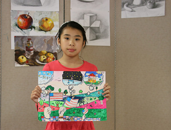 圖：明慧學校學生兒童畫參展獲獎作品《美麗的美國》作者卓芷清。（《醉夢畫室》提供）
