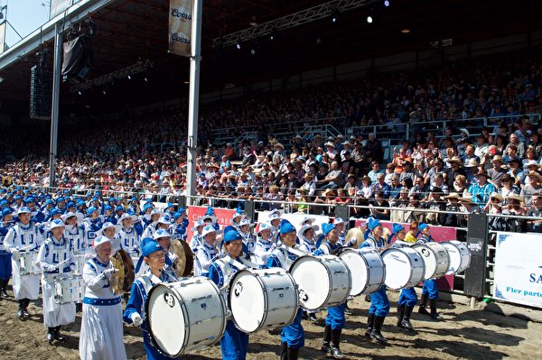 法轮大法天国乐团今年应邀参加了魁北克圣-梯特市举行的加拿大东最大规模牛仔节的游行庆典，获得观众激赏。（Félix Boulanger / 大纪元）