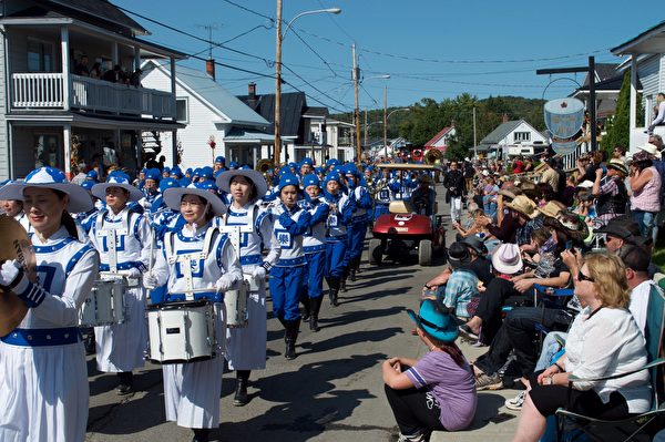 法輪大法天國樂團今年應邀參加了魁北克聖-梯特市舉行的加拿大東最大規模牛仔節的遊行慶典，獲得觀眾激賞。（Félix Boulanger / 大紀元）