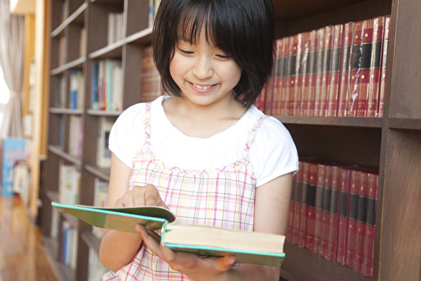 日本学生遵循三原则。图为日本小学生在图书馆读书。(Fotolia)