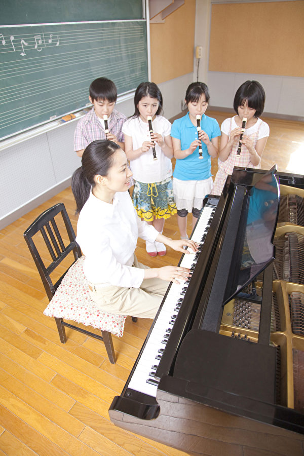 日本学生从小就学习基本礼仪等规矩。图为日本小学音乐课堂。(Fotolia)