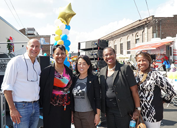 费城市议员Mark Squilla（左一）和Helen Gym（左三)前来参加大费城医疗服务公司(GPHA)华恩诊所开幕剪彩庆祝活动。左二为GPHA首席医疗官员/医疗总监Janet E. Young（周琪/大纪元）
