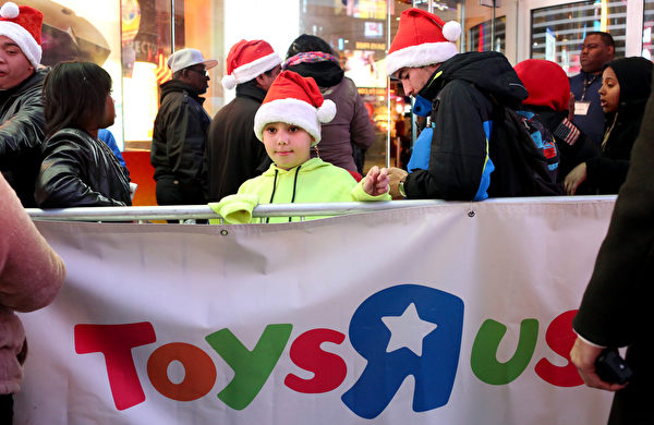 一名小朋友在位于纽约市的玩具反斗城。(Yana Paskova/Getty Images)