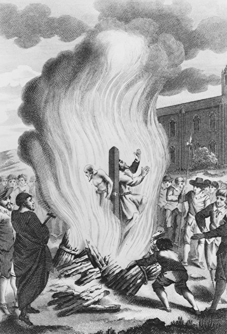  玛丽一世处死了近300名反对天主教的信徒，图为两位新教主教在牛津被活活烧死 (Photo by Hulton Archive/Getty Images)