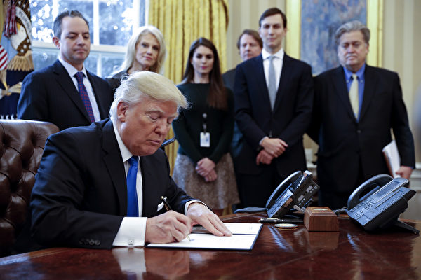 WASHINGTON, DC - JANUARY 24: President Donald Trump signs one of five executive orders related to the oil pipeline industry in the Oval Office of the White House January 24, 2017 in Washington, DC. Looking on are White House Chief of Staff Reince Priebus, counselor to the President Kellyanne Conway, White House Communications Director Hope Hicks, Senior Advisor Jared Kushner (2nd R) and Senior Counselor Stephen Bannon (R). (Photo by Shawn Thew-Pool/Getty Images)