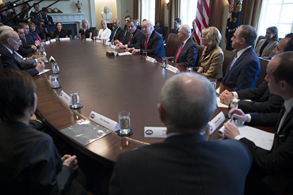 2017年3月29日，川普總統出席在白宮舉行的抗藥物濫用及阿片類藥物危害總統委員會小組討論。（Getty Image）