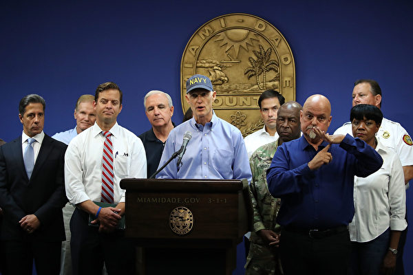 州长斯科特（中）周三警告说，艾玛飓风比最近的一次第五类风暴更强大。(Mark Wilson/Getty Images)