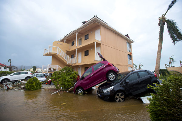 飓风艾玛肆虐加勒比海群岛，逼近美国佛州南部，这场大西洋最强风暴已经在加勒比海地区摧毁大量建筑，导致至少13人死亡。(LIONEL CHAMOISEAU/AFP/Getty Images)