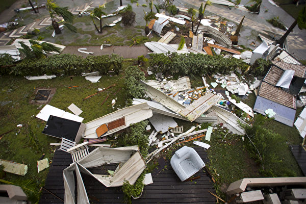 颶風艾瑪肆虐加勒比海群島，逼近美國佛州南部，這場大西洋最強風暴已經在加勒比海地區摧毀大量建築，導致至少13人死亡。(LIONEL CHAMOISEAU/AFP/Getty Images)